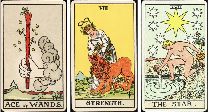 Trois cartes de tarot alignées de gauche à droite sur un fond uni : l'As de Bâton, la Force et l'Étoile.
